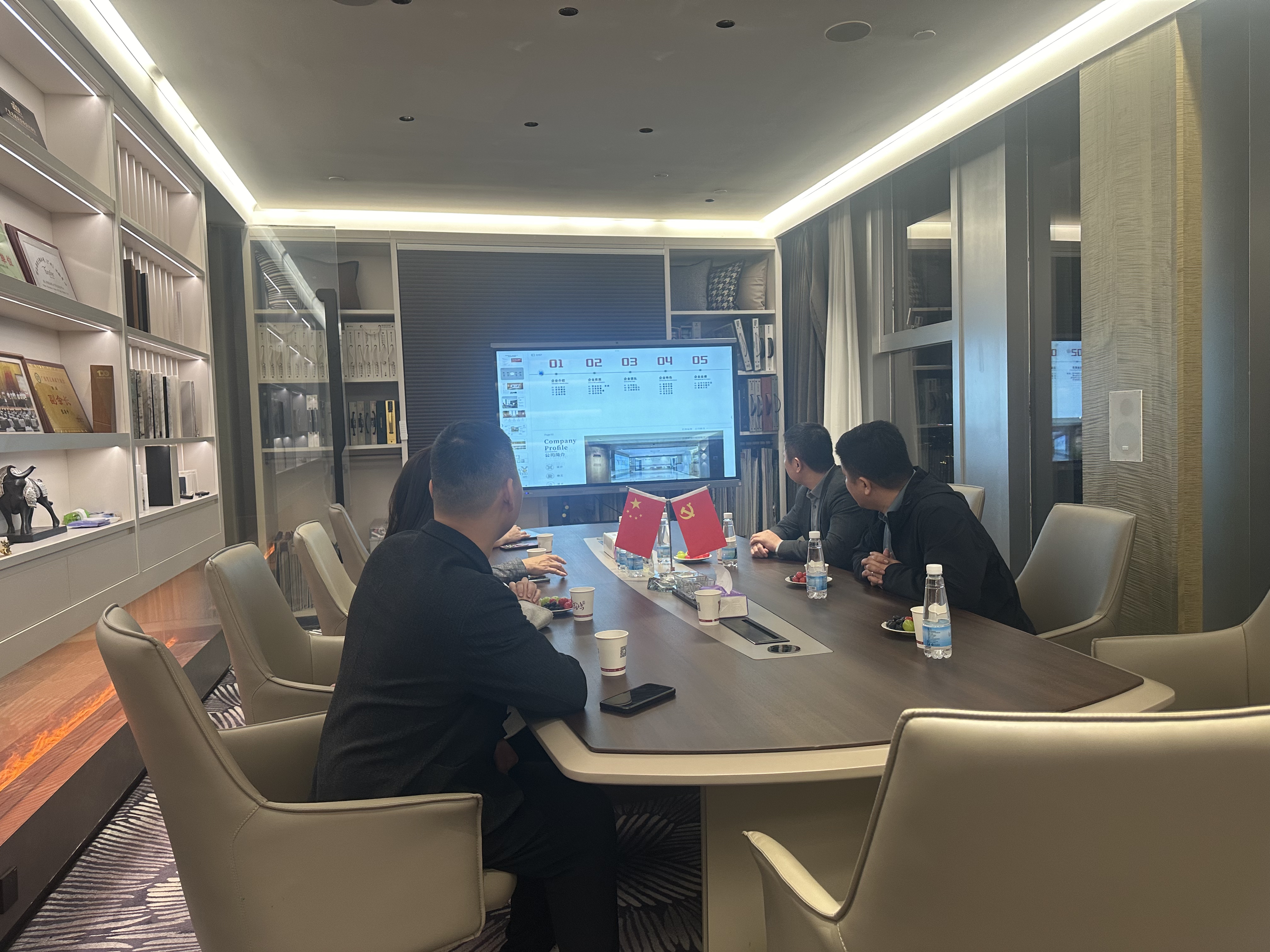 热烈欢迎中国建筑装饰协会领导参观指导艺鸿装饰(图4) 热烈欢迎中国建筑装饰协会领导参观指导艺鸿装饰(图4)